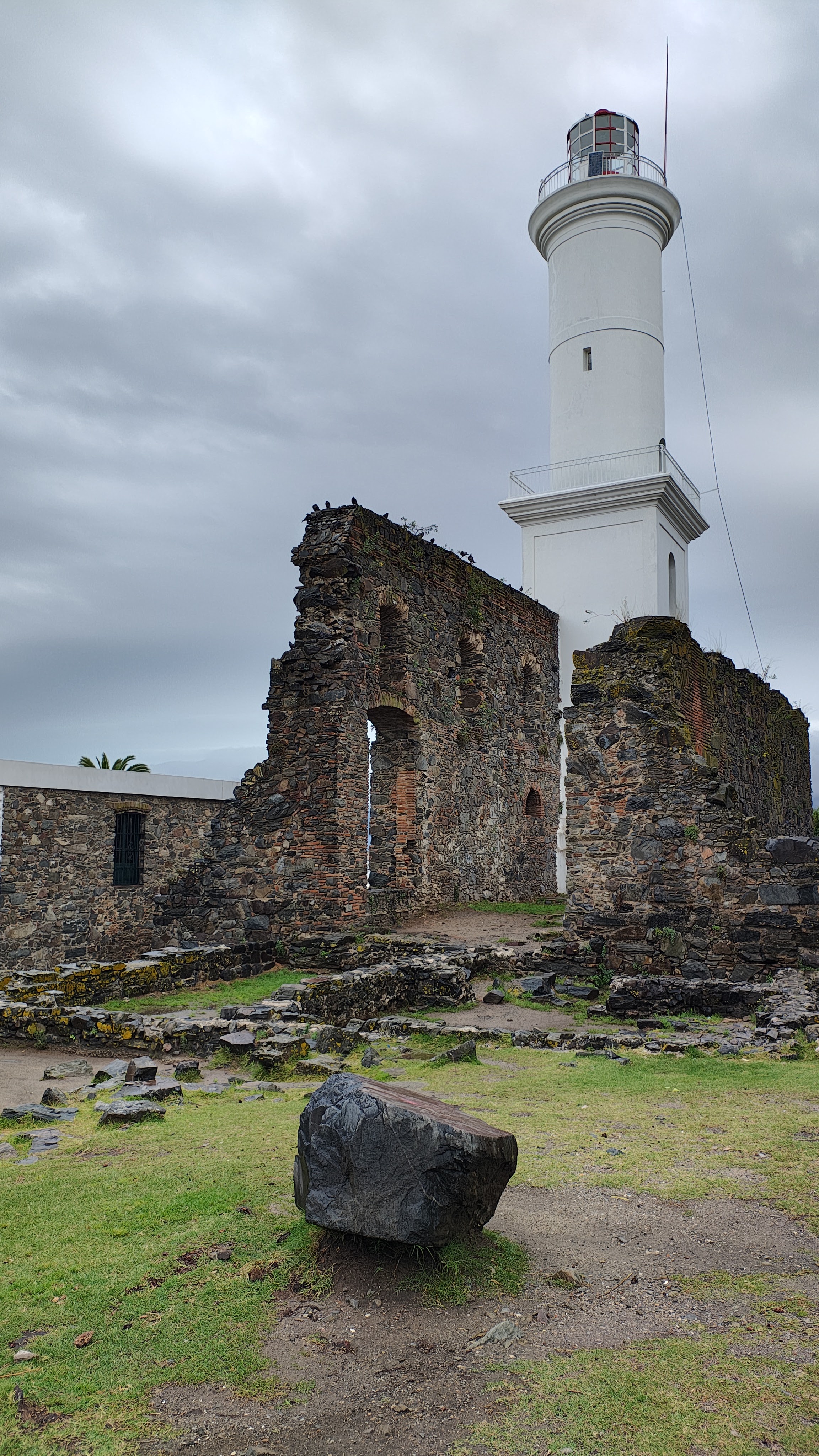 Faro de Colonia del Sacramento sobre las ruinas del convento de San Francisco