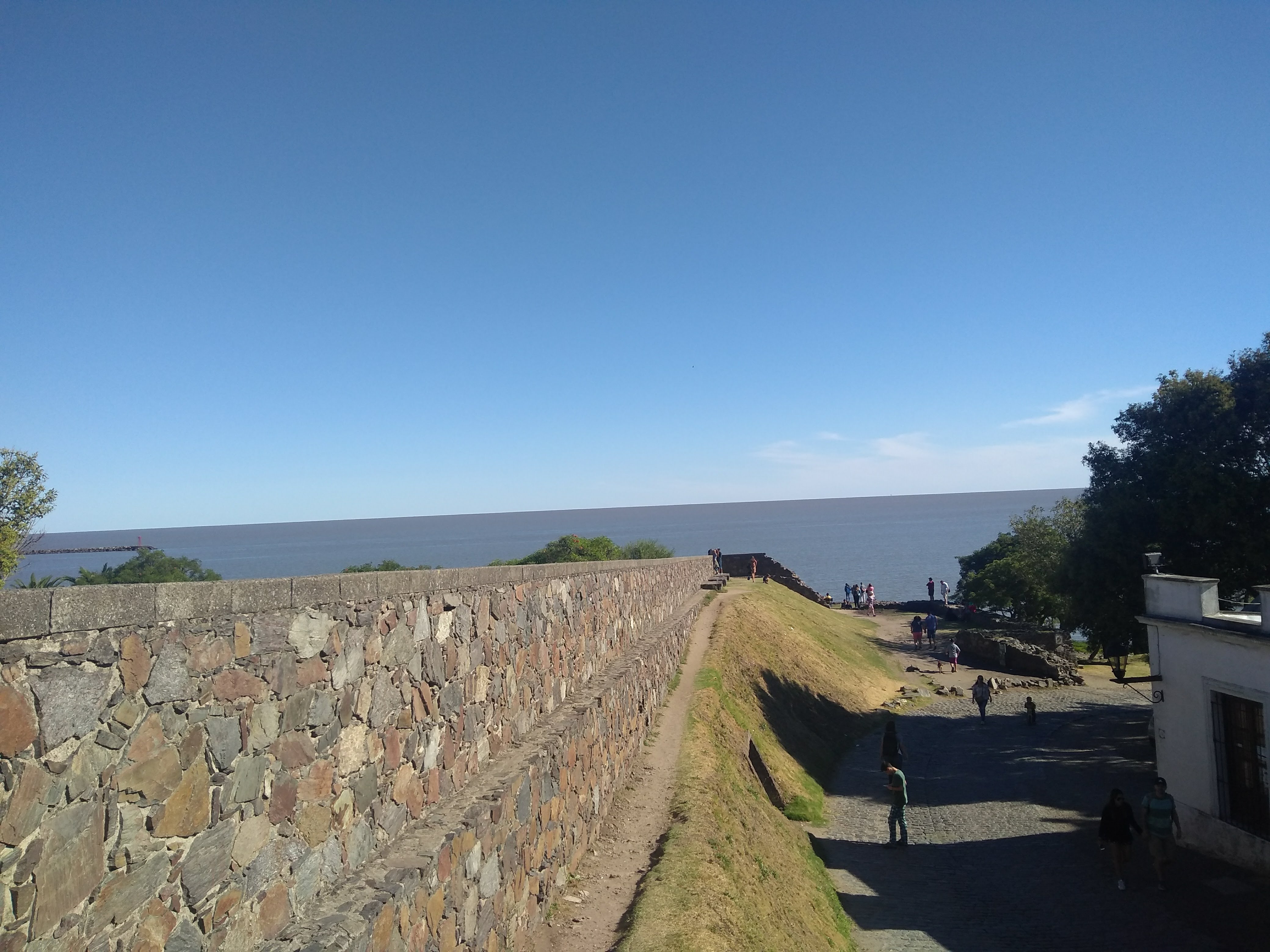 Faro de Colonia del Sacramento sobre las ruinas del convento de San Francisco