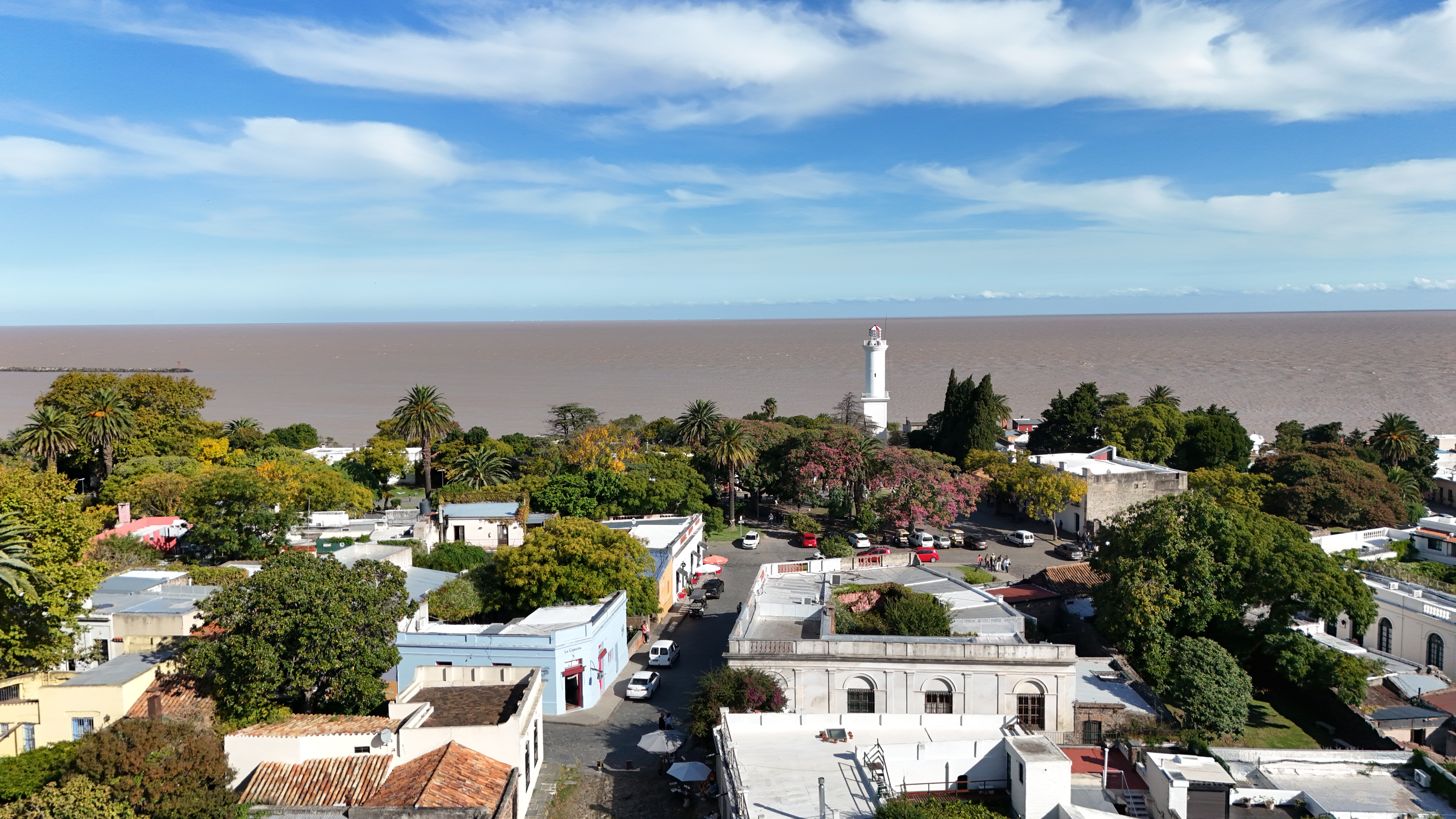 Faro de Colonia del Sacramento sobre las ruinas del convento de San Francisco