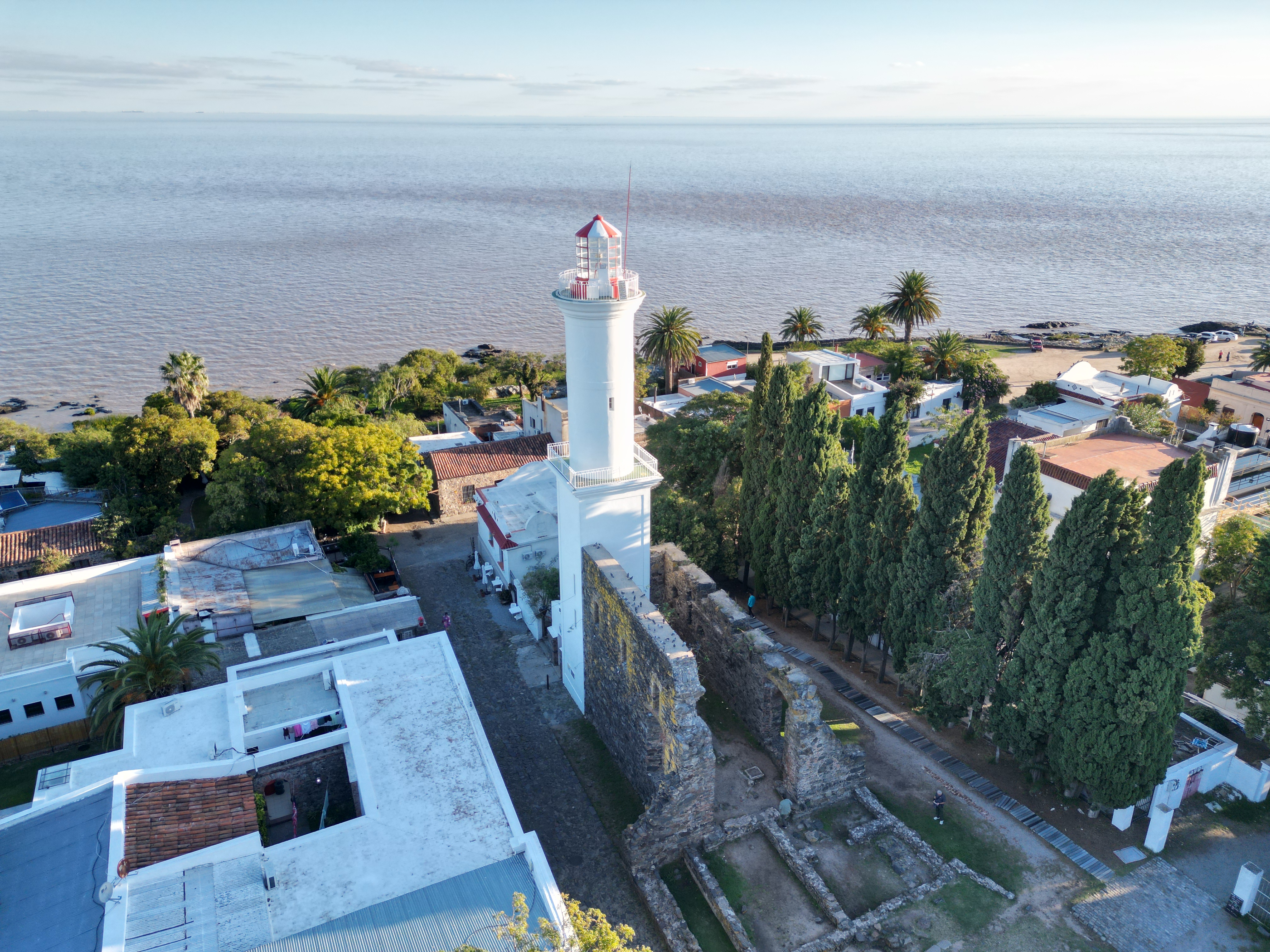 Faro de Colonia del Sacramento sobre las ruinas del convento de San Francisco