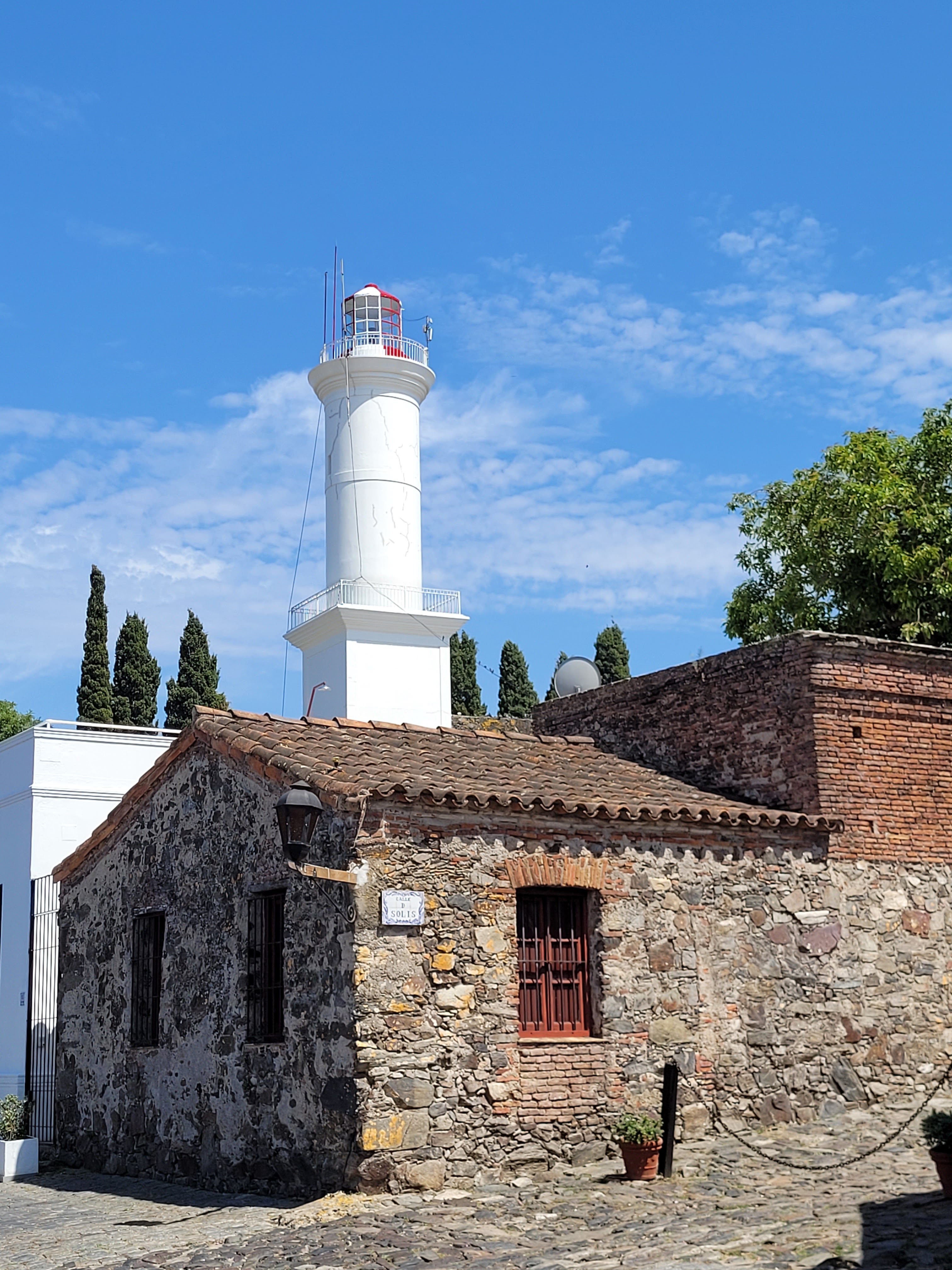 Faro de Colonia del Sacramento sobre las ruinas del convento de San Francisco