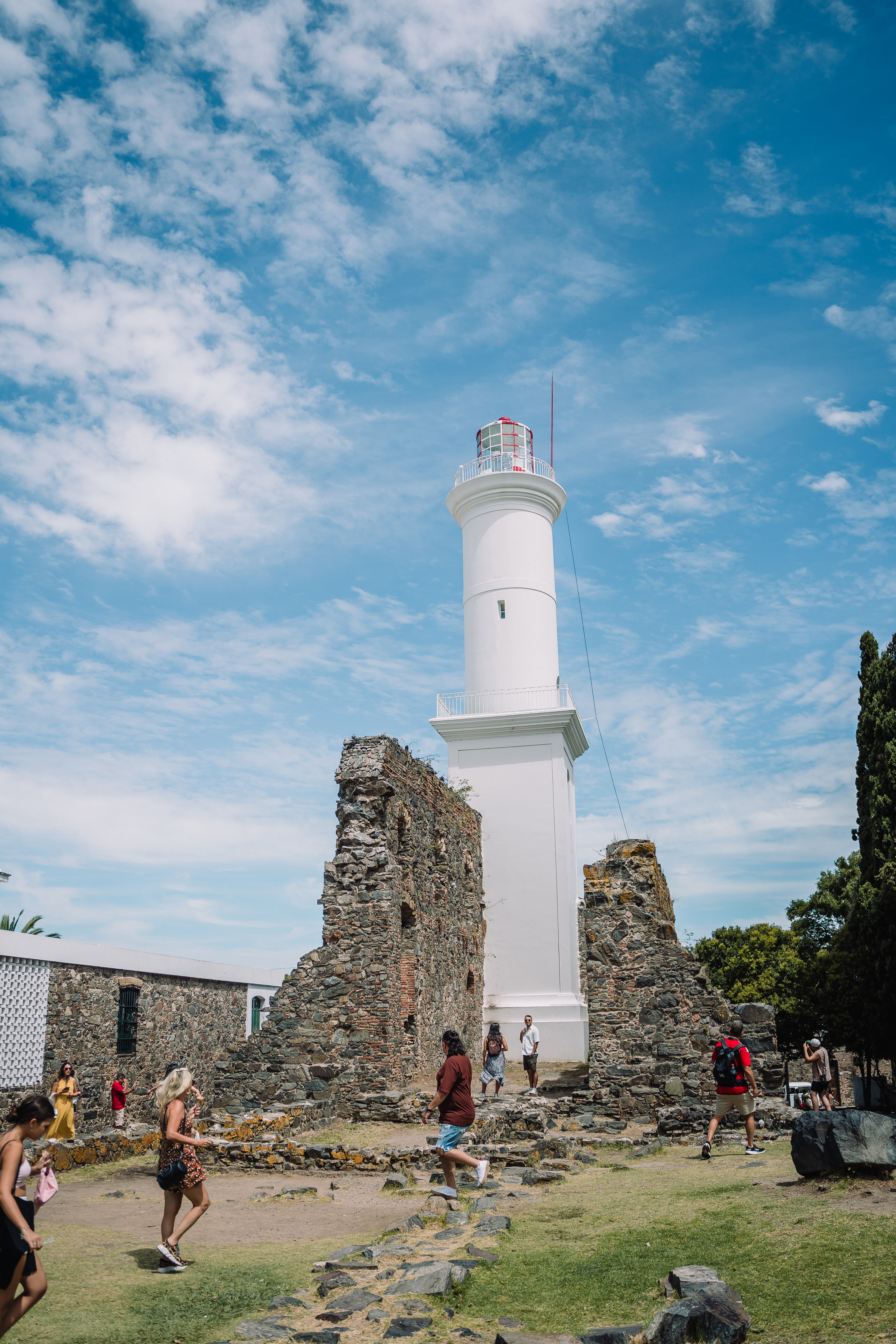 Faro de Colonia del Sacramento sobre las ruinas del convento de San Francisco