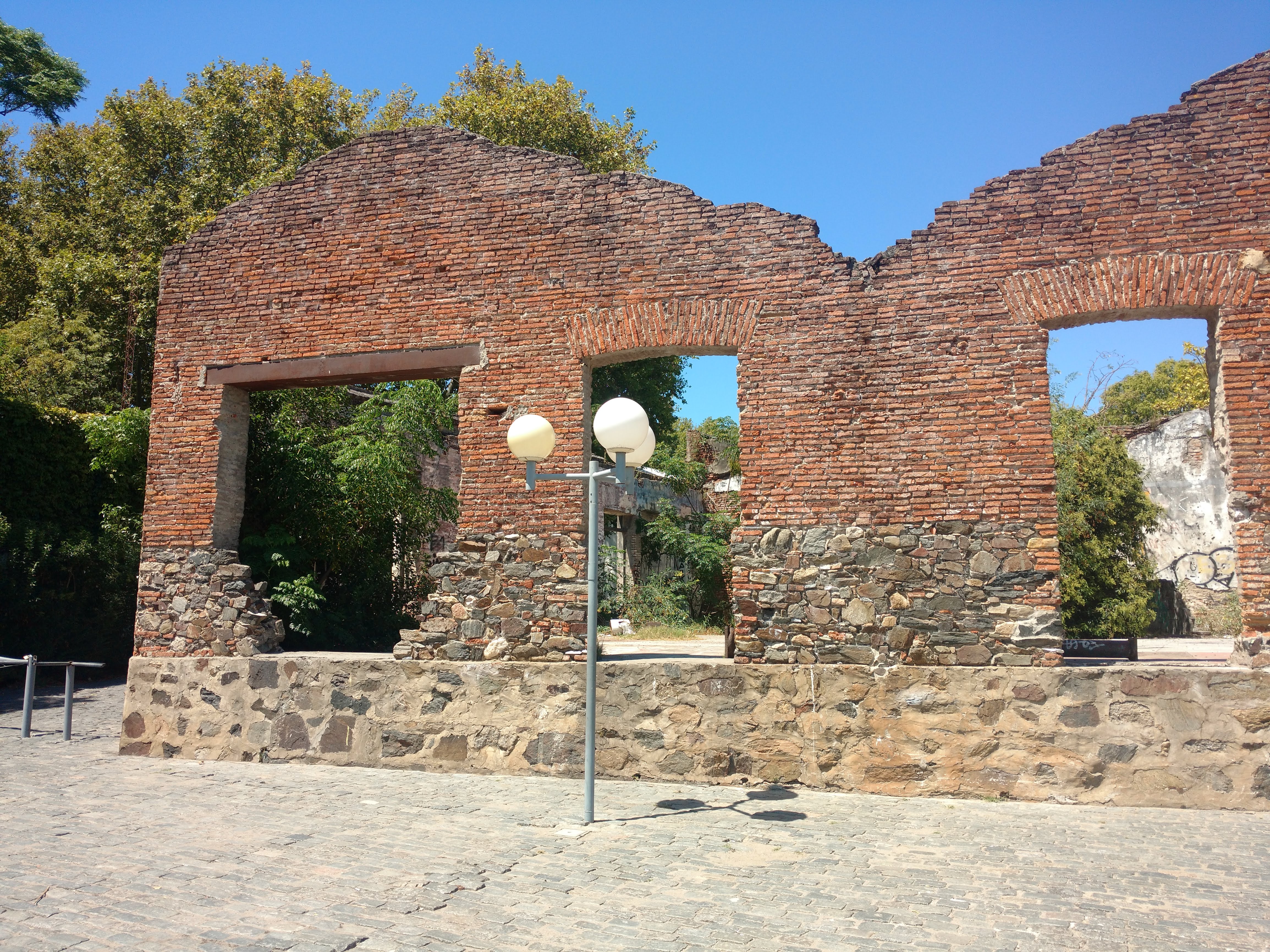 Faro de Colonia del Sacramento sobre las ruinas del convento de San Francisco