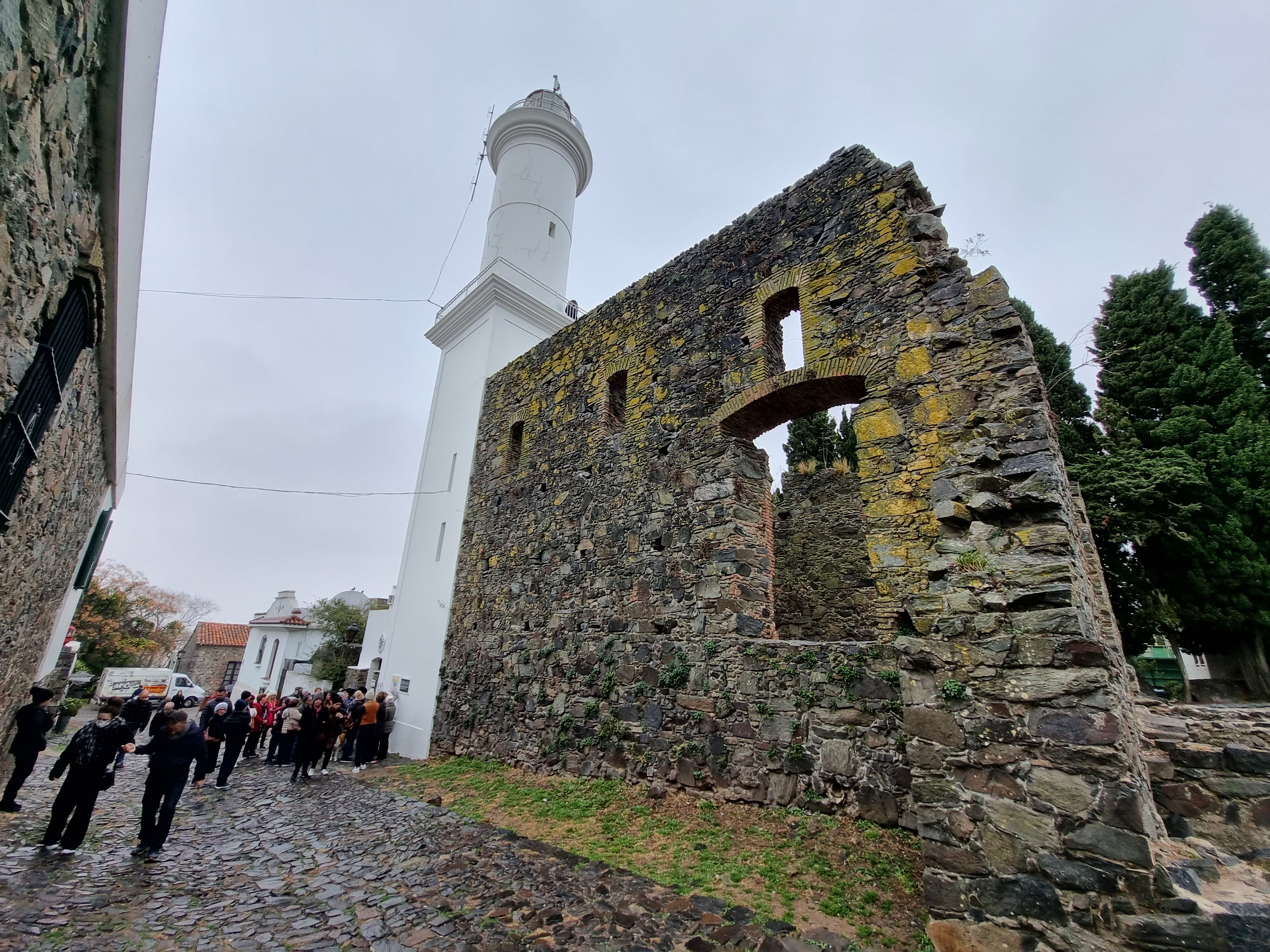 Faro de Colonia del Sacramento sobre las ruinas del convento de San Francisco