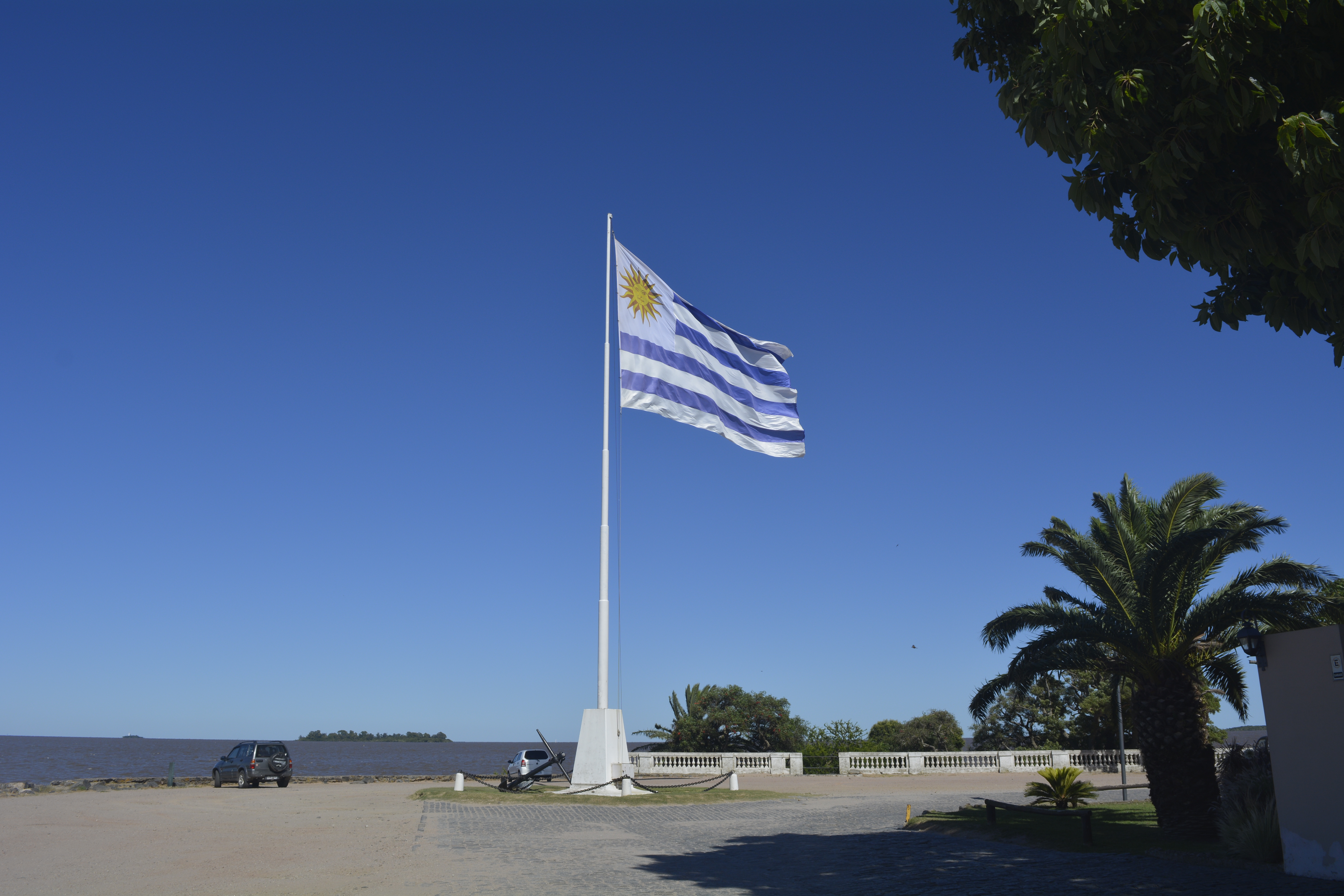 Faro de Colonia del Sacramento sobre las ruinas del convento de San Francisco